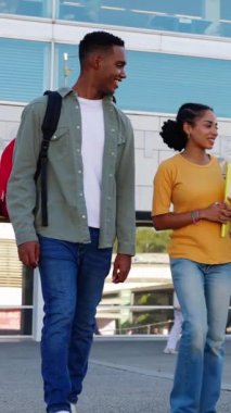 Dikey HD video: çeşitli Latin Amerikalı öğrenci arkadaşları dersten sonra kampüsten ayrılıyor.