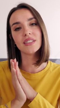 Dikey video. POV ya da portre görüntüsü evde dizüstü bilgisayarla konuşan genç ve güzel bir kadının görüntüsü. İş adamları ve sanal konferans konsepti. 