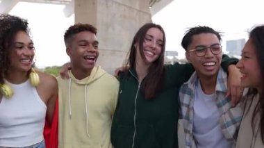 Gençlik cemiyeti. Üniversite kampüsünde birbirine sarılan bir grup mutlu öğrenci. Milenyum etnik sınıf arkadaşları gülüyor, birlikte vakit geçiriyorlar ve takılıyorlar.. 