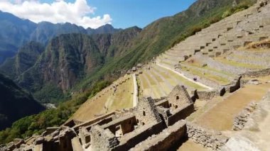 Machu Picchu 'nun güzel güneşli bir günde geniş açılı panoramik manzarası, İnkalar Vadisi, Cuzco, Peru. Güney Amerika 'da ünlü ve turistik bir yer.