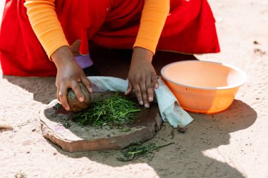 Tanımlanamayan Perulu kadın Peru 'nun küçük bir kasabasında doğal bitkilerle el yapımı sabun yapıyor.