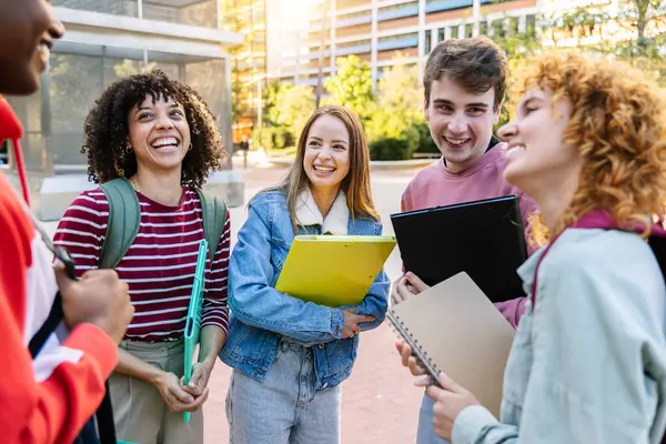 Çeşitli genç öğrenciler üniversite kampüsünde birlikte konuşarak eğleniyorlar. Çok ırklı Z jenerasyonu erkek ve kız çocukları şehirdeki üniversite derslerinden sonra sohbetin tadını çıkarıyorlar. Eğitim yaşam tarzı kavramı