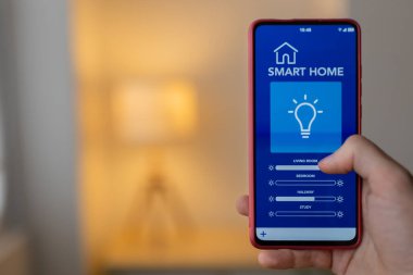 Akıllı telefon uygulaması ile el etkileşimi, akıllı ev ortamındaki farklı odalar için ışıklandırma ayarları. IOT konsepti