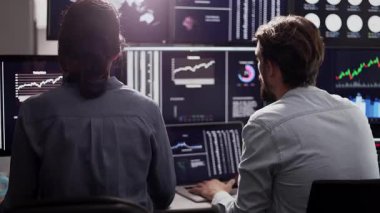 Finansal iş adamları ekibi istatistikleri analiz ediyor ve borsa ticaretini yürütüyor..