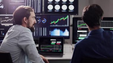 Finansal iş adamları ekibi istatistikleri analiz ediyor ve borsa ticaretini yürütüyor..