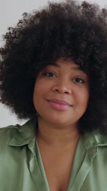 Dikey video. Afrika kökenli Amerikalı bir kadın, evdeki video konuşmasında iş arkadaşını dinliyor. Sanal web konferansı eğitim sınıfına katılan güzel Latin öğrenci veya iş kadınının POV portresi