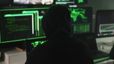 Bilgisayar korsanları çoklu bilgisayar monitörleri ve güvenlik kamerası görüntüleriyle sunucu güvenliğini kırıyor
