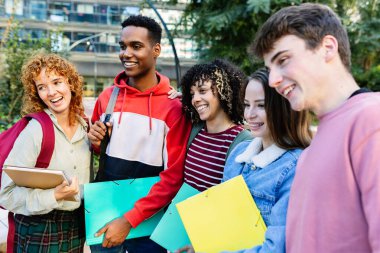 Kampüs üniversitesinde dosyaları bir arada tutan çok ırklı genç arkadaş grubu. Eğitim yaşam tarzı ve gençlik toplumu kavramı