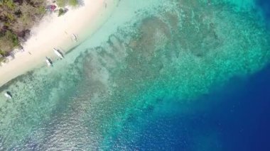 Yedi Komando Sahili, Palawan. Siete Pecados Beach, Palawan, Filipinler 'de palmiye ağaçları ve filipino tekneleri olan güzel beyaz kumsal manzarası.. 