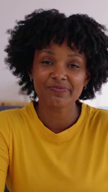 Ev telefonunda çalışan, iş arkadaşını dinleyen Afrikalı Amerikalı kadının POV ekran görüntüsü. Genç girişimci bayan partnerle çevrimiçi görüşme yoluyla konuşuyor. İş adamları konsepti 