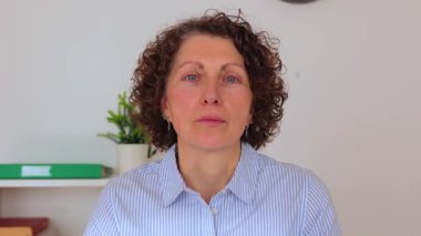 Ev bilgisayarında konuşan orta yaşlı iş kadınının görüntüsü ya da portre görüntüsü. İş adamları ve sanal konferans konsepti. 