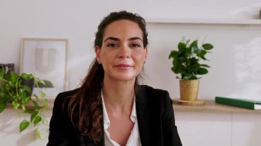 İş yerinden laptopla yapılan görüntülü konuşmayı dinleyen mutlu, genç bir bayanı kapatın. Genç girişimci bayan partnerle çevrimiçi görüşme yoluyla konuşuyor. İş adamları konsepti