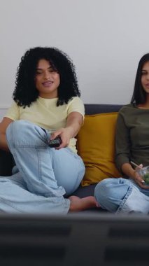 Evde dizüstü bilgisayarda birlikte çalışan üç mutlu üniversite öğrencisinin dikey HD videosu. Milenyum öğrencisi ev arkadaşı arkadaşlar birlikte vakit geçiriyorlar..