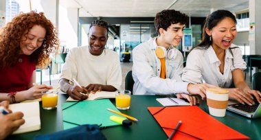 Lise öğrencileri kampüste birlikte okuyorlar. Eğitim yaşam tarzı kavramı