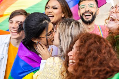 LGBTQ topluluğu gençleri gökkuşağı bayrağıyla gey onur festivalini kutluyor.