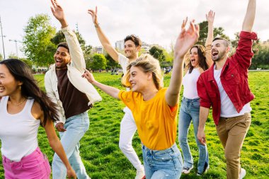 Bir grup genç arkadaş dışarıda birlikte koşarken eğleniyorlar. Arkadaşlık kavramı