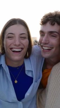 Şehir caddesinde birlikte eğlenen mutlu gençlerin dikey HD videosu. Milenyum öğrenci arkadaşları dışarıda eğleniyor. Gençlik toplumu kavramı.