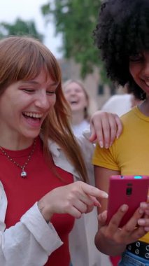 İki farklı kadının şehirdeki bazı arkadaşlarıyla yürürken cep telefonu uygulamasından sosyal medya içeriğini izlerken eğlendikleri dikey HD videoları. Arkadaşlık ve teknoloji kavramı