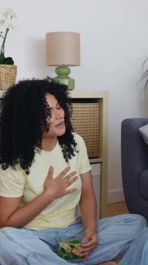 Genç kız arkadaş grubunun evde hikayeler anlatıp birlikte zaman geçirdiği dikey HD videolar. Milenyum arkadaşları oturma odasında yemek yerken konuşuyor.