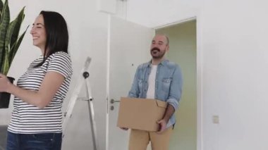 Mutlu genç evli çift yeni evine taşınıyor. Yer değiştirme konsepti. Yüksek kalite 4k görüntü