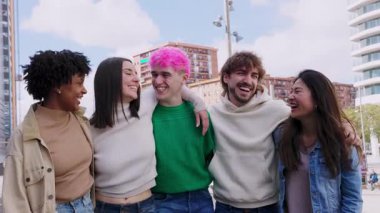 Bir grup farklı mutlu milenyum insanı şehir caddesinde yürürken birbirlerine sarılırken eğleniyorlar. Gençlik toplumu ve arkadaşlık kavramı