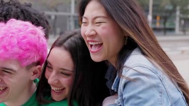 Mutlu bir grup genç, dışarıda gülüp birbirlerine sarılıyorlar. Milenyum öğrencilerinden oluşan arkadaş canlısı bir grup. Şehir sokağında birlikte eğleniyorlar..