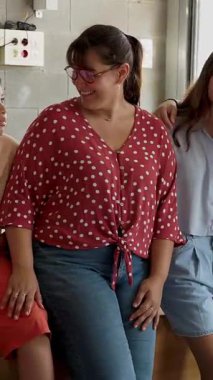 Modern bir sınıfta gülümseyen ve poz veren mutlu öğretmen ve öğrencilerin dikey HD videosu. Eğitim yaşam tarzı kavramı