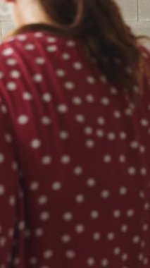 İlköğretim okulunda ilkokul öğrencisine asistanlık yapan bayan öğretmenin dikey HD videosu. Eğitim kavramı.