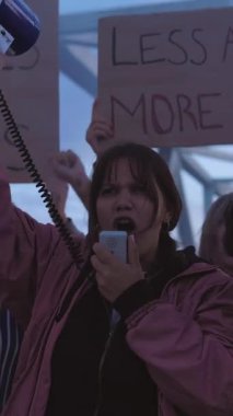 Dünya çapında savaş ve şiddeti protesto eden çeşitli aktivist gruplarının posterleri ve pankartları olan dikey HD videoları.