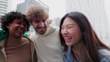 Çok ırklı bir grup genç arkadaş şehir caddesinde birlikte eğleniyor. Farklı kuşaklardan insanlar dışarıda gülerken birbirlerine sarılıyorlar. Arkadaşlık kavramı