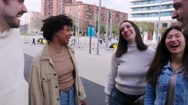 Çok ırklı, genç bir arkadaş grubu birlikte şehir caddesinde vakit geçiriyorlar. Milenyum kuşağı insanları gülerek, şehrin arka planında durarak eğleniyorlar. Arkadaşlık kavramı