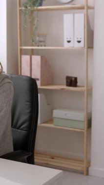 Atölyede çalışırken cep telefonuyla konuşan neşeli beyaz bir kadının dikey HD videosu. Küçük işletme sahibi kadın dijital tablet kullanarak internette geziniyor. Girişimciler konsepti