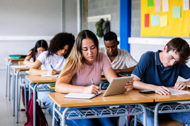 Lisede okuyan bir grup genç öğrenci. Eğitim yaşam tarzı kavramı