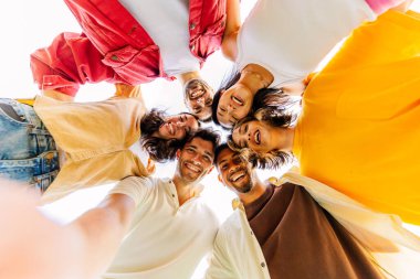 Bir grup genç açık havada daireler çizerek selfie çekiyorlar. Gençlik toplumu kavramı