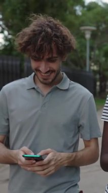Sosyal medya kavramına bağımlı yeni nesil insanların dikey HD videosu. Üç farklı genç arkadaş şehrin sokaklarında yürürken cep telefonu ekranlarına bakıyorlar.