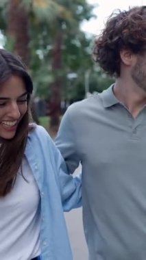 Açık havada yürürken birbirine sarılan üç farklı arkadaştan oluşan genç bir grubun dikey HD videosu. Milenyum kuşağı insanları yaz tatilinde eğleniyor..