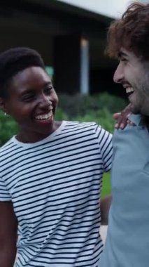 Açık havada gülerken birbirine sarılan üç farklı arkadaştan oluşan genç bir grubun dikey HD videosu. Milenyum kuşağı insanları yaz tatilinde eğleniyor..