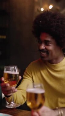 Mutlu çok ırklı iş arkadaşlarının işten sonra bira barında içki içip mutlu saatler geçirdiği dikey HD videolar..