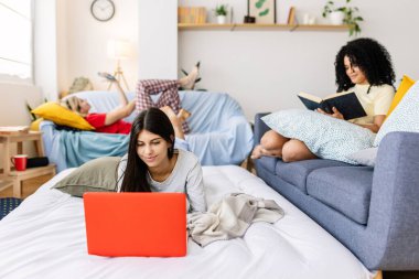 Üç bayan arkadaş pijama partisinde vakit geçiriyorlar, dizüstü bilgisayar kullanıyorlar, kitap okuyorlar ve televizyon izliyorlar. Kadın arkadaşlığı ve gençlik kavramı