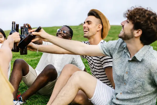 Bir grup genç arkadaş yaz tatili boyunca bira içerek eğleniyorlar. Birlikte şehir parkında çimlerde oturuyorlar.