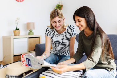 İki mutlu genç kız bir sonraki seyahatlerini evde planlıyorlar. Yaz tatili kavramı