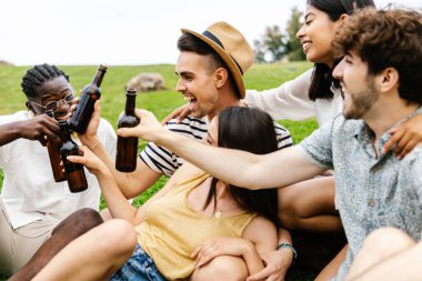 Mutlu genç milenyum arkadaş grubu Google 'da bira ve sosyal toplantılarla tezahürat yapıyor. Buluşma ve birleşme konsepti