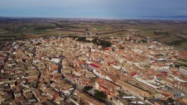 Katalan kasabası Arbeca, Les Garrigues, Lleida, Katalonya üzerindeki hava aracı görüntüsü. Tipik zeytinlik.