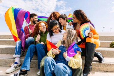LGBT onur festivali gününü birlikte kutlayan mutlu bir gey grubu. LGBTQ topluluk kavramı