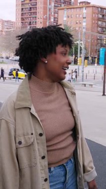 Genç bir arkadaş grubunun şehir caddesinde eğlenirken çekilmiş dikey HD videosu. Milenyum kuşağı insanları, şehrin arka planında dikilerek gülüyorlar. Arkadaşlık kavramı