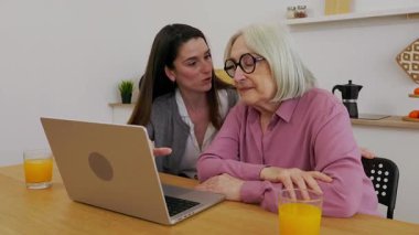 Genç bir kadın büyükannesine dizüstü bilgisayarı nasıl kullanacağını öğretiyor. Evde birlikte oturup, kaliteli zaman geçiriyorlar ve evlerinde portakal suyu içerek eğleniyorlar. 