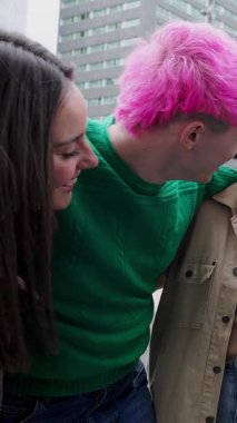 Çok ırklı genç bir arkadaş grubunun dışarıda gülerken eğlendiği dikey HD videolar. Milenyum kuşağı insanları, şehir sokaklarında takılırken birbirlerini kucaklarken eğleniyorlar.