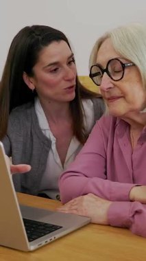 Genç bir kadın büyükannesine dizüstü bilgisayarı nasıl kullanacağını öğretiyor. Evde birlikte oturup, kaliteli zaman geçiriyorlar ve evlerinde portakal suyu içerek eğleniyorlar. 