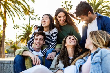 Bir grup neşeli genç arkadaş birlikte dışarıda eğleniyor, birbirlerine eşlik ediyorlar ve güzel bir gün geçiriyorlar. Gençlik toplumu ve arkadaşlık kavramı