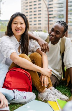 Lise kampüsünde sınıf arkadaşlarıyla takılan iki farklı genç arkadaşın dikey çekimi..